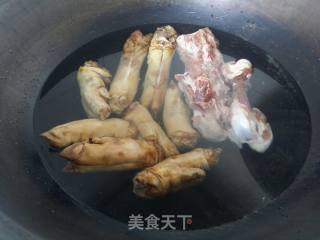【东北】农村大锅炖猪蹄的做法步骤：2