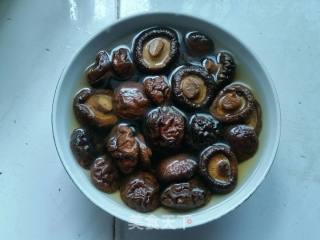 【浙江】香菇蒸鸡的做法步骤：2