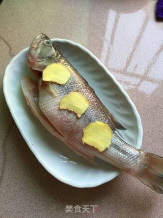 【深圳】清蒸鲈鱼的做法步骤：1