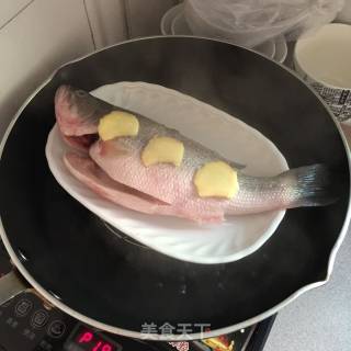 【深圳】清蒸鲈鱼的做法步骤：2
