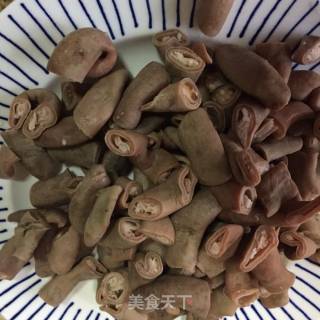 【浙江】蒜炒猪小肠的做法步骤：2