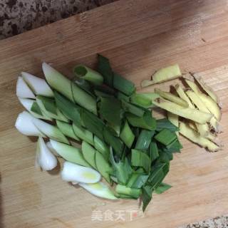 【浙江】蒜炒猪小肠的做法步骤：3