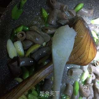 【浙江】蒜炒猪小肠的做法步骤：7