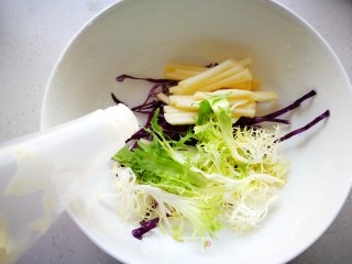 【烟台】海参蛋饼沙拉卷的做法步骤：6