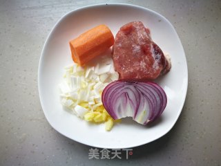【烟台】猪肉洋葱馅饼的做法步骤：1