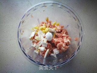 【烟台】猪肉洋葱馅饼的做法步骤：2
