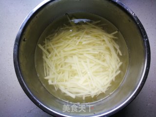 【烟台】青椒土豆丝的做法步骤：1