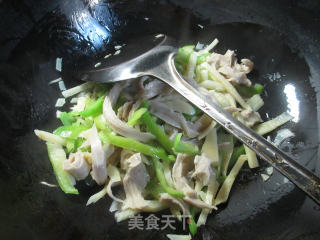 【宁波】尖椒冬笋炒面筋的做法步骤：5