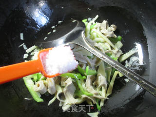 【宁波】尖椒冬笋炒面筋的做法步骤：7