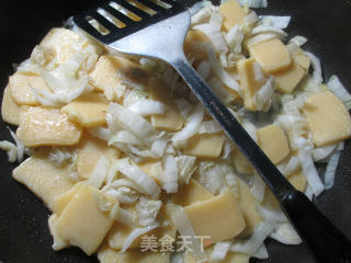 【宁波】白菜炒玉米年糕的做法步骤：5