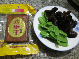 【宁波】黑木耳荷兰豆炒鸡蛋干的做法步骤：1