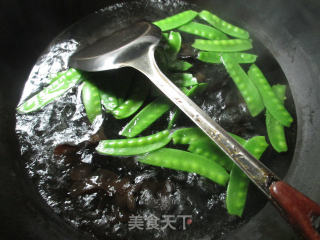 【宁波】黑木耳荷兰豆炒鸡蛋干的做法步骤：3