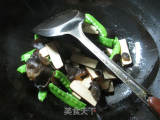 【宁波】黑木耳荷兰豆炒鸡蛋干的做法步骤：4