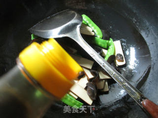 【宁波】黑木耳荷兰豆炒鸡蛋干的做法步骤：5