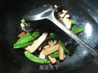 【宁波】黑木耳荷兰豆炒鸡蛋干的做法步骤：7