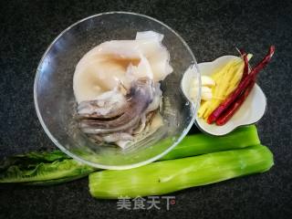 青笋鲜鱿的做法步骤：1