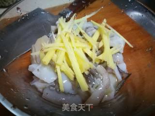 青笋鲜鱿的做法步骤：2