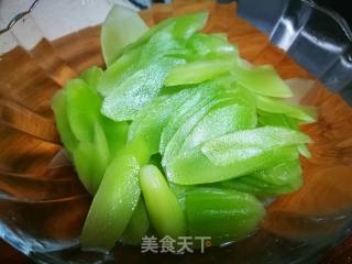 青笋鲜鱿的做法步骤：3