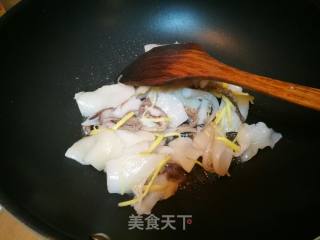 青笋鲜鱿的做法步骤：4