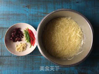 【四川】酸辣土豆丝的做法步骤：1