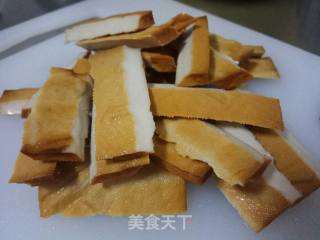 西芹肉片炒烟干的做法步骤：2