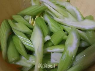 西芹肉片炒烟干的做法步骤：3