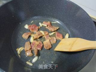 西芹肉片炒烟干的做法步骤：6