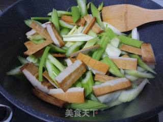 西芹肉片炒烟干的做法步骤：7