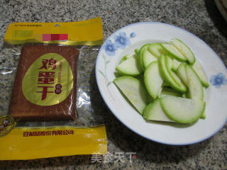 【宁波】鸡蛋干炒西葫芦的做法步骤：1