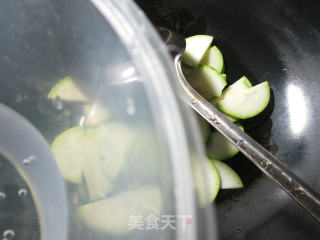 【宁波】鸡蛋干炒西葫芦的做法步骤：4