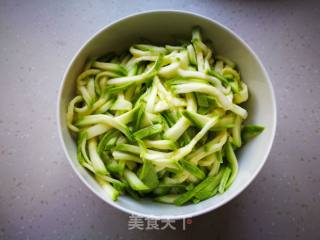 【湖南】剁椒西葫芦的做法步骤：1