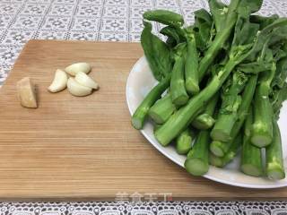 【广东】蒜蓉芥蓝的做法步骤：1