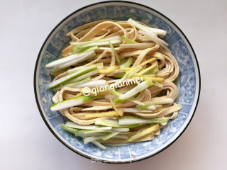 【山东】美味蒸豆皮的做法步骤：4