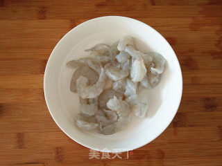 【东北】咸蛋黄虾仁的做法步骤：1