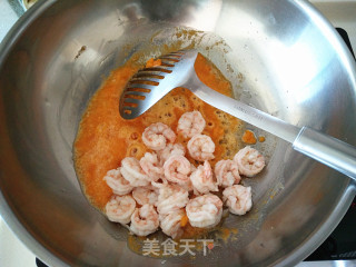 【东北】咸蛋黄虾仁的做法步骤：7