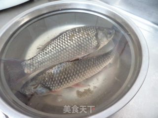 【天津】酿馅鲫鱼的做法步骤：1