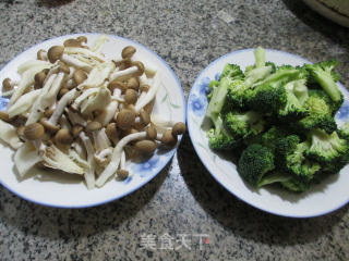 【宁波】蟹味菇炒西兰花的做法步骤：1