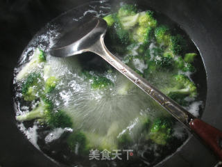 【宁波】蟹味菇炒西兰花的做法步骤：2