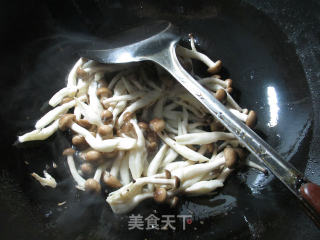 【宁波】蟹味菇炒西兰花的做法步骤：3