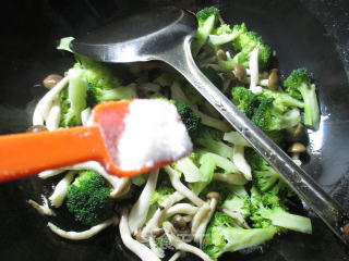 【宁波】蟹味菇炒西兰花的做法步骤：6