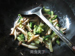 【宁波】蟹味菇炒西兰花的做法步骤：7