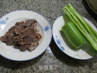 【宁波】尖椒西葫芦炒鹅胗的做法步骤：1