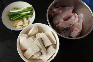 【广东】香芋烧鱼腩的做法步骤：1