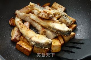 【广东】香芋烧鱼腩的做法步骤：9
