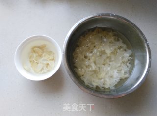 【烟台】银耳百合雪梨羹的做法步骤：1