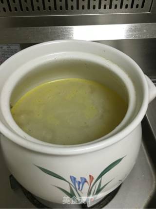 老母鸡豆腐菌菇鲜汤的做法步骤：1
