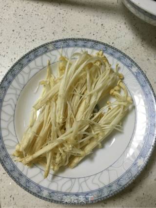 老母鸡豆腐菌菇鲜汤的做法步骤：4