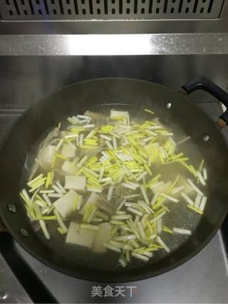 老母鸡豆腐菌菇鲜汤的做法步骤：5