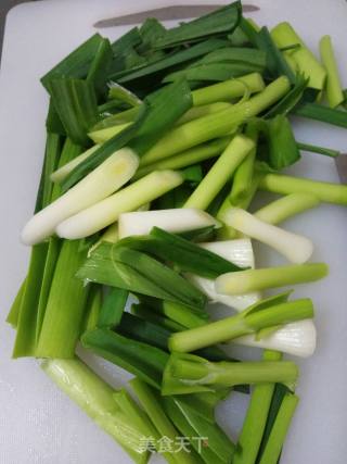 蒜苗焖客家豆腐的做法步骤：1