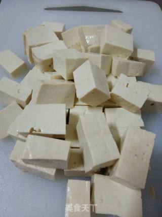 蒜苗焖客家豆腐的做法步骤：3